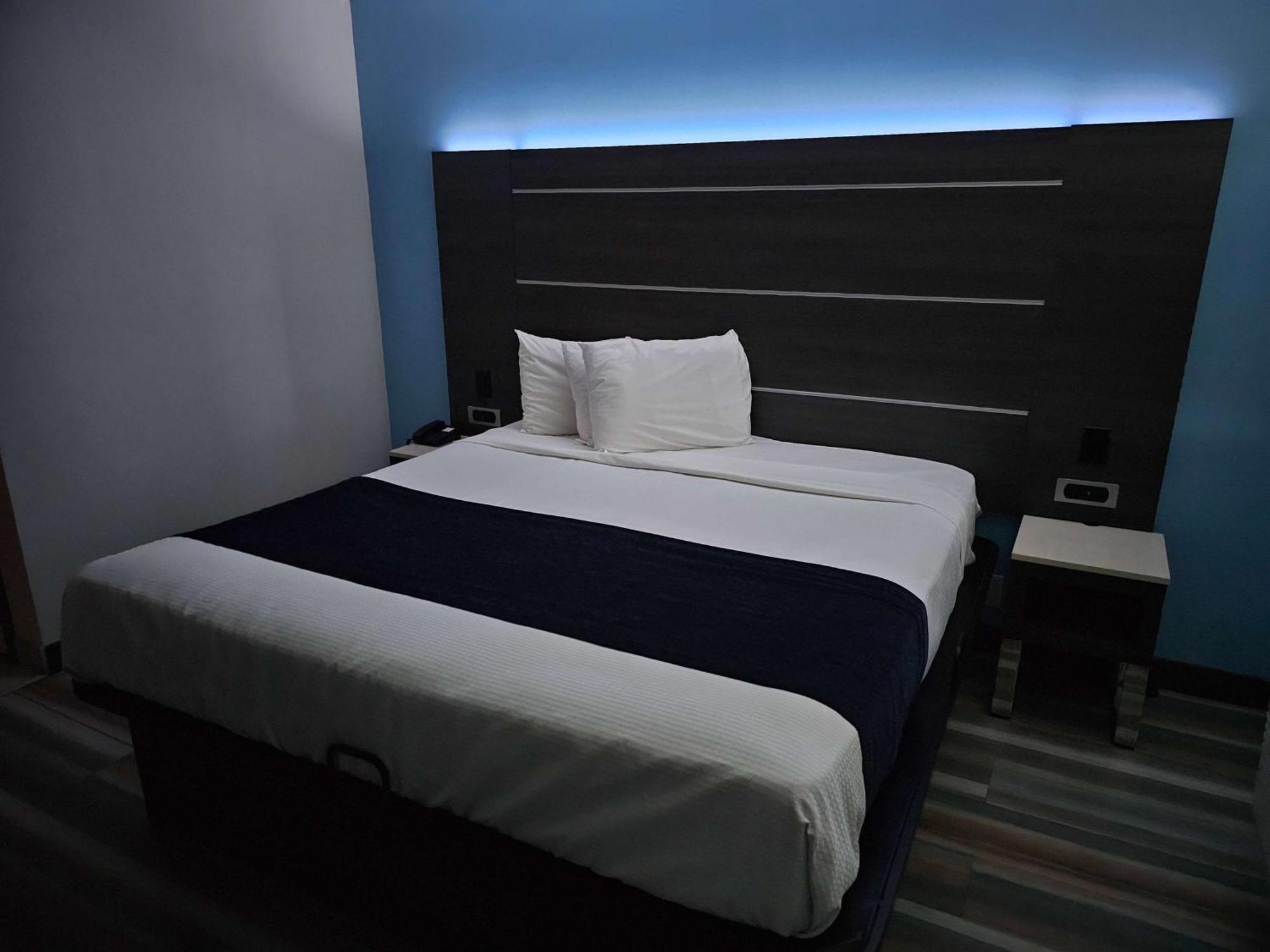 Travelodge Inn & Suites By Wyndham Fullerton Exteriör bild