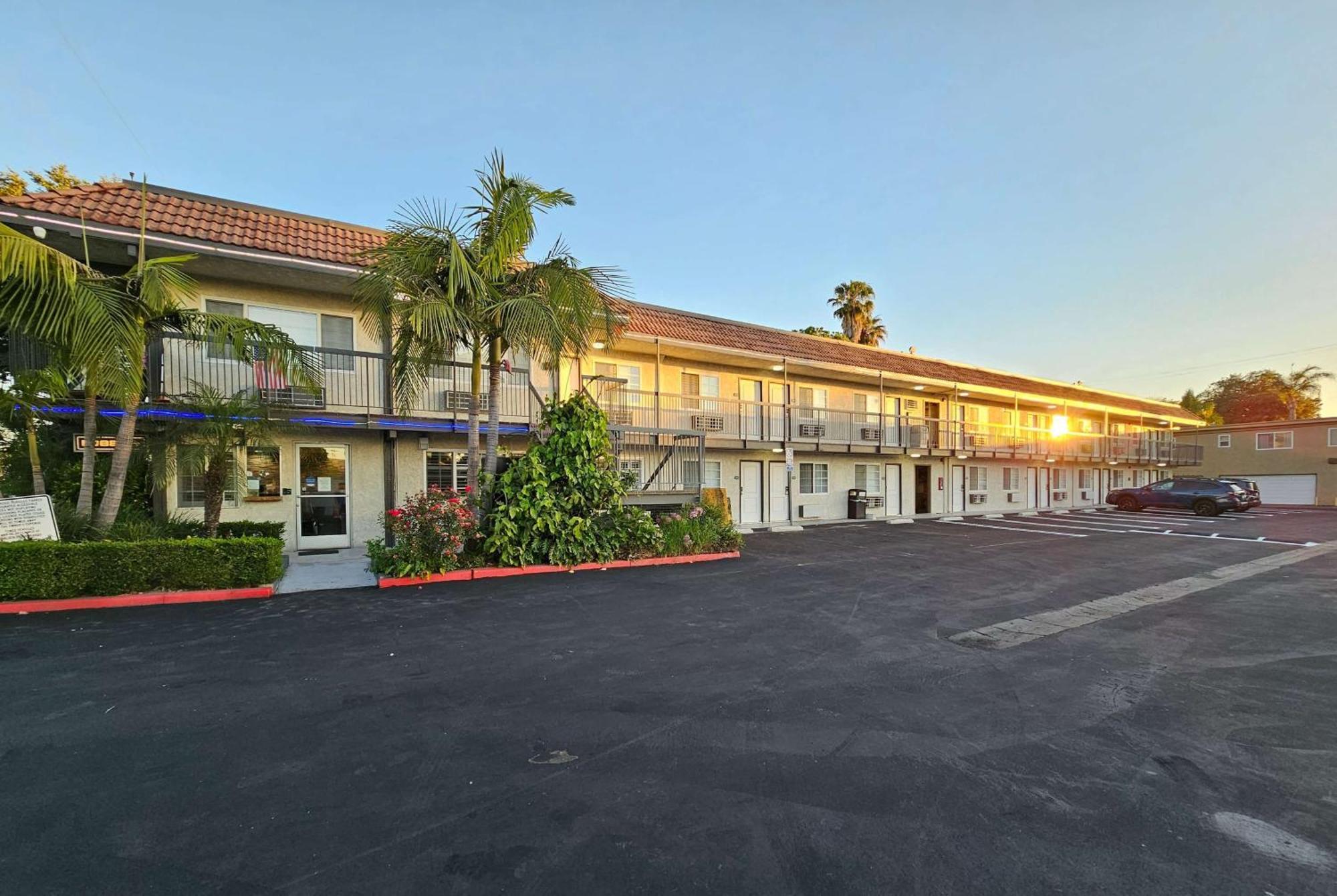 Travelodge Inn & Suites By Wyndham Fullerton Exteriör bild
